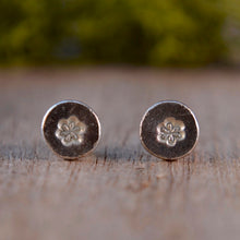 Load image into Gallery viewer, Flower Stud Earrings
